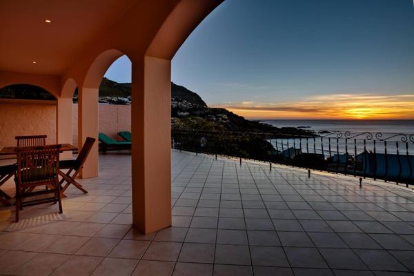 This spacious villa in Llandudno is nestled at the end of a quiet cul-de-sac on the edge of the Table Mountain Nature Reserve. Boasting ...