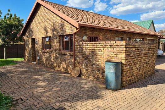 2 Bedroom Townhouse for sale in Rietfontein