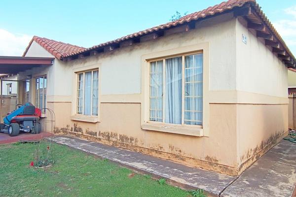 Three bedroom Tuscan style townhouse unit for sale! Situated in Tuscan Village, Masada Bronkhorstspruit. Features its own yard which is ...