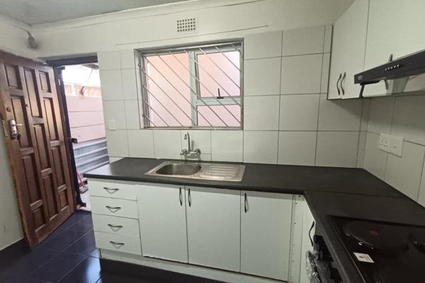 Comfortable and secure 1-bedroom separate entrance offering:
Fitted kitchen with built-in cupboards, new oven and hob
Neat bathroom ...