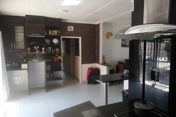 The property is situated in Margate, in close proximity from Manaba and Margate CBD. Where you will find shops, shopping centres ...