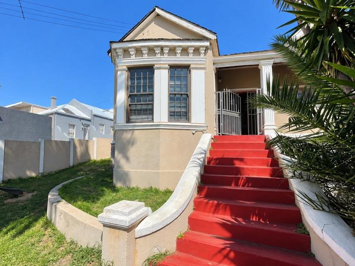 Listing number: P24-117699625, Image number: 3, front of main house (Ai Enhanced)