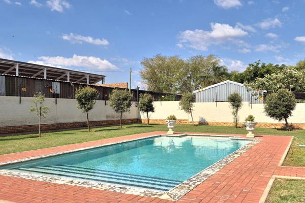 Situated in a well-maintained complex, this neat second-floor apartment offers comfortable living in a convenient location, close to shopping centers, schools, public transport and other essential amenities.

The unit features ...