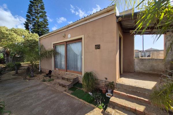 Escape the hustle and bustle of city life with this charming cozy 132 m2 home is situated on a 892 m2 stand in the peaceful countryside ...