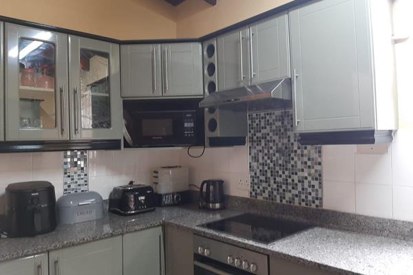 !!!Lovely 2 Bedroom Home in Elite Complex, Offers Beautiful Fully Fitted Kitchen with Solid Granite Counter Tops, with Large Breakfast ...