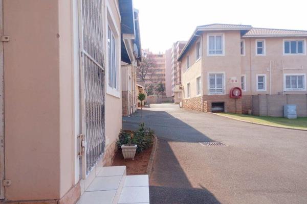!!!Lovely 3 Bedroom Sixplex in Secure Complex, Offers Beautiful Fully Fitted Kitchen with Solid Granite Counter Tops, Scullery ...