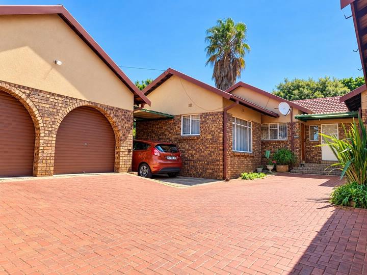 Listing number: P24-117705865, Image number: 2, Garage and Drive way
