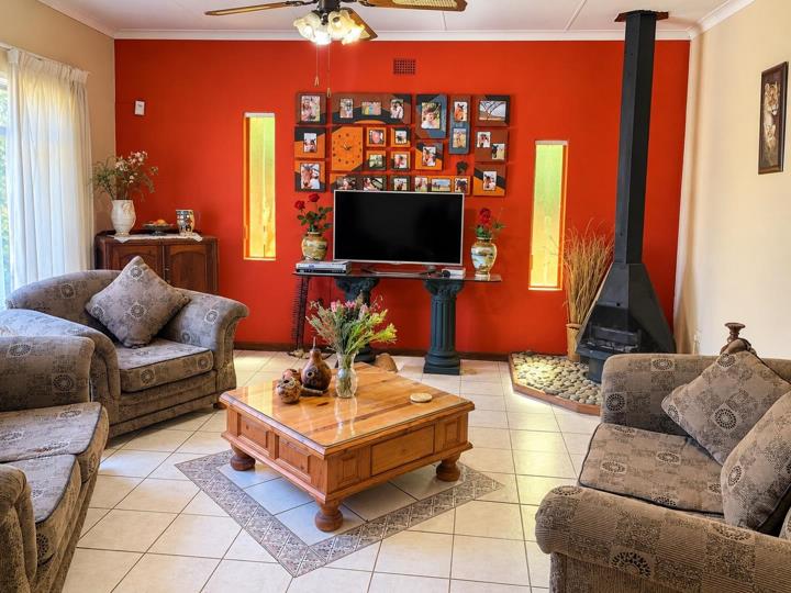 Listing number: P24-117705865, Image number: 3, Lounge