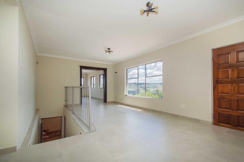 Listing number: P24-117706181, Image number: 3, Entrance to lounge/ dining
