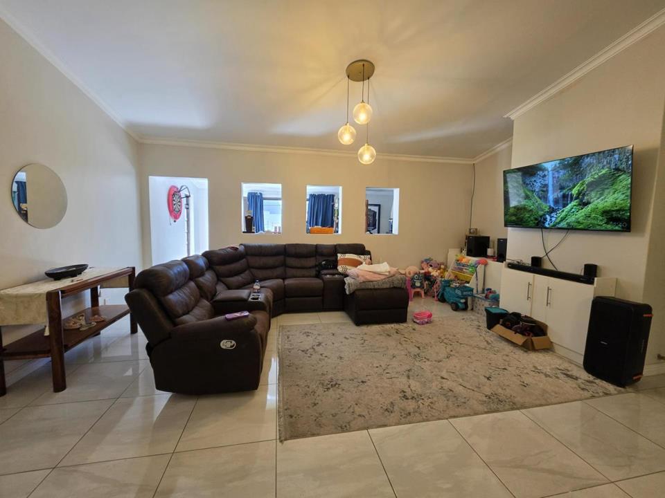 4 Bedroom House to rent in Blomtuin - P24-117709891