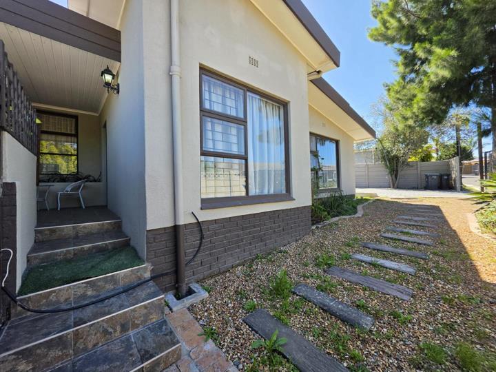 4 Bedroom House to rent in Blomtuin - P24-117709891