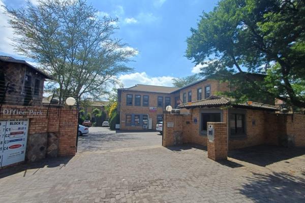 Position your business in a professional and secure environment with this spacious 158m² office space, ideally situated in ...