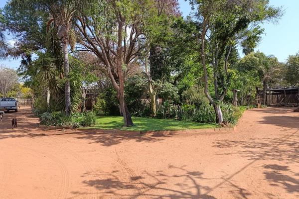 Escape to a serene farming property in Bultfontein Ah, Wonderboom, where country living meets practical comforts. This two-bedroom ...