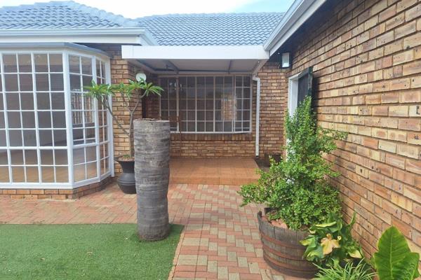 This beautifully presented full title cluster home offers modern comfort in a secure and highly sought-after complex. Fully tiled ...