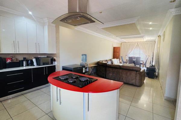 This well-kept 3-bedroom, 2.5-bathroom home is perfectly located in a quiet, secure estate in Heatherview.
The main bedroom features its own ensuite bathroom, and the open-plan design connects the lounge, dining area, and ...