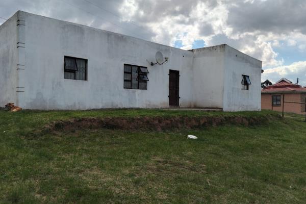 Neat, three-bedroom flatlet available in Qwe Qwe, situated in a fair condition on a 1,000 square meter plot.

This property is ideal ...