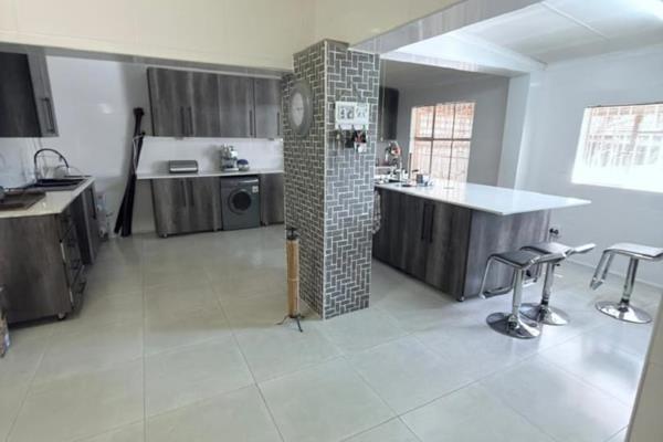 This beautiful and spacious family home offers the perfect combination of comfort, style, and practicality. It features 3 spacious ...