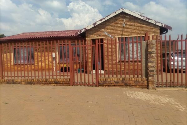 nice house with 3 bedrooms ,bathroom and also have 4 outside rooms with bathroom and its near Thabong mall
Near public transport
