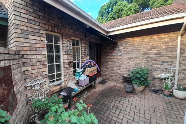 Comfortable Family Living in a Secure, Boomed-Off Area!

This neat 3-bedroom, 2-bathroom face-brick duette offers comfortable living ...