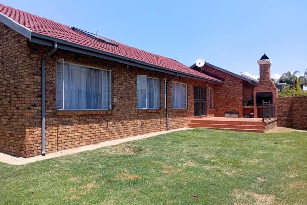 Beautiful 4-Bedroom Family Home for Sale in Thatchfield Glen Estate

Welcome to this ...
