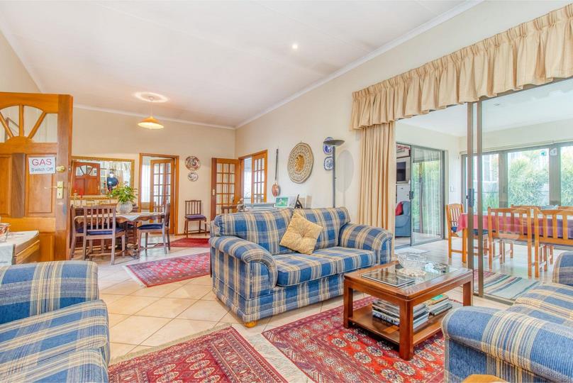 Listing number: P24-117727936, Image number: 3, Living Room/Dining Room