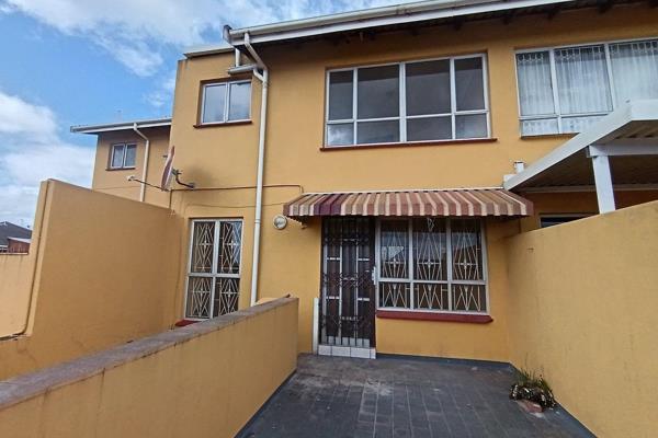Looking for a neat, move in ready rental in a secure complex in the heart of Chatsworth!
3 spacious bedrooms with main bedroom is newly ...
