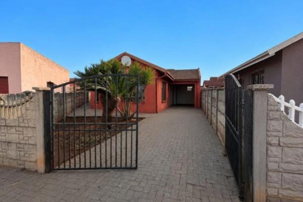 Discover the perfect blend of comfort, style, and convenience in this smart home, featuring newly renovated finishes and a welcoming ...