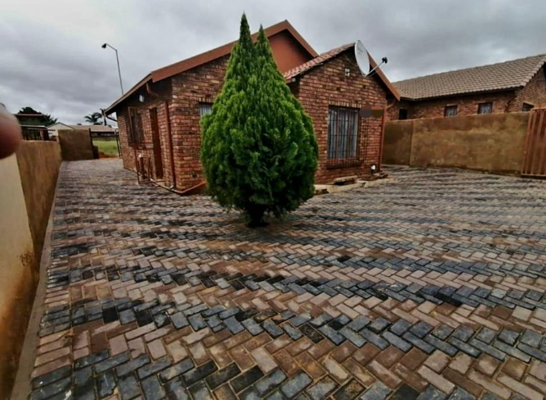 3 Bedroom House for sale in Lotus Gardens - P24-117743159