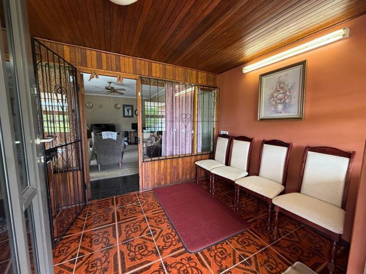 Listing number: P24-117743167, Image number: 3, Entrance hall / Sunroom