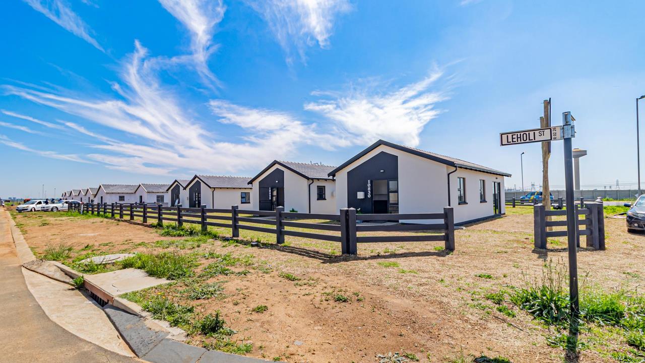 4 Bedroom House for sale in Windmill Park - P24-117743849