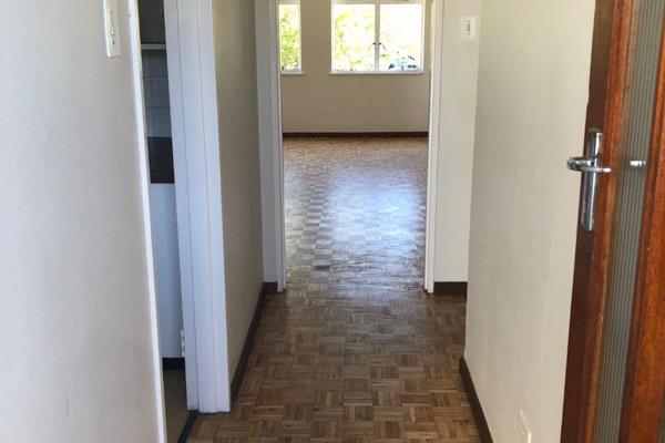 2 Bedroom apartment in Avondrust complex.
Kitchen, large lounge with balcony. Built in ...