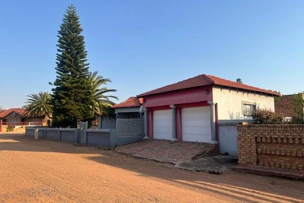 Corner stand,Plaster,3 bedrooms ,Fitted Build in wardrobe in the main bedroom.

Common ...