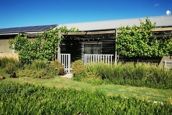 Luxury Fully Furnished garden cottage for rent 2,5km outside Wellington on the Hermon Road. A tranquil environment with an abundance of ...