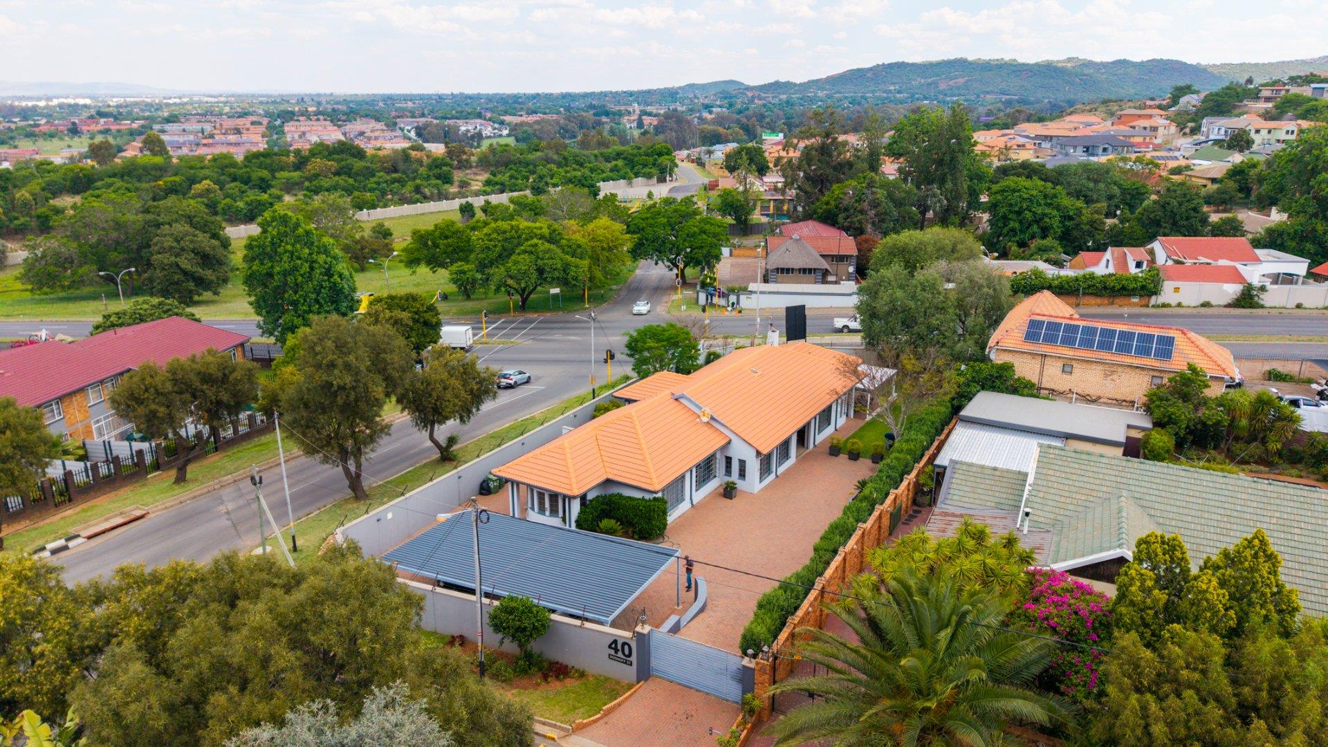 Commercial property to rent in South Crest - P24-117747722