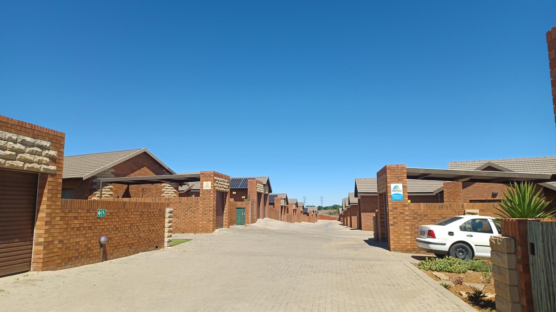2 Bedroom Townhouse to rent in Hillside - P24-117751207