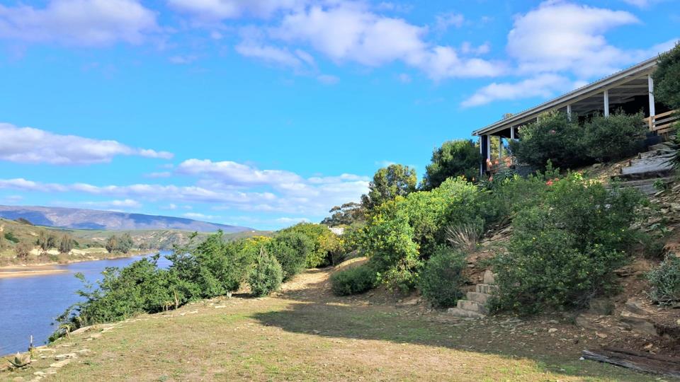 Listing number: P24-117751632, Image number: 3, Garden lawn area below house, above river