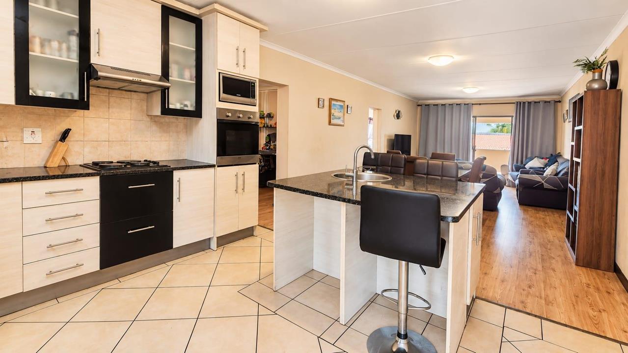 3 Bedroom Apartment / flat for sale in North Riding - P24-117757240