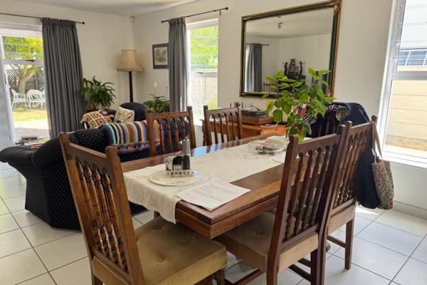 SOLE AND EXCLUSIVE MANDATE

Located in a quiet cul-de-sac, with access to the water ways ...