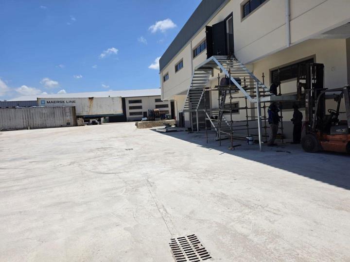 Listing number: P24-117768039, Image number: 2, 430m² Warehouse To Let in Queensmead Industrial