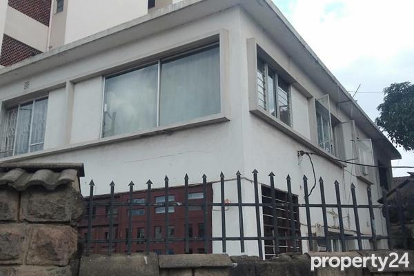 6 Bedroom House for Sale in South C